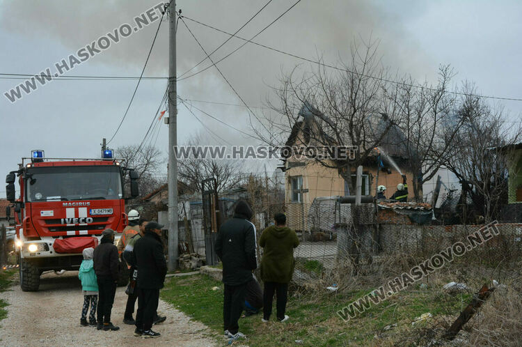 Пожар изпепели къща в Хасково 