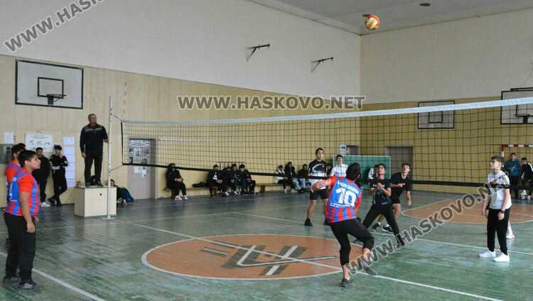 Започнаха общинските ученически игри по волейбол в Хасково