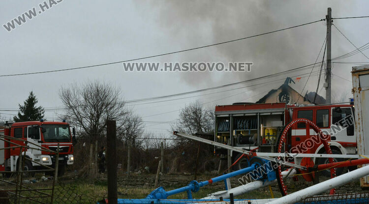 Пожар изпепели къща в Хасково 