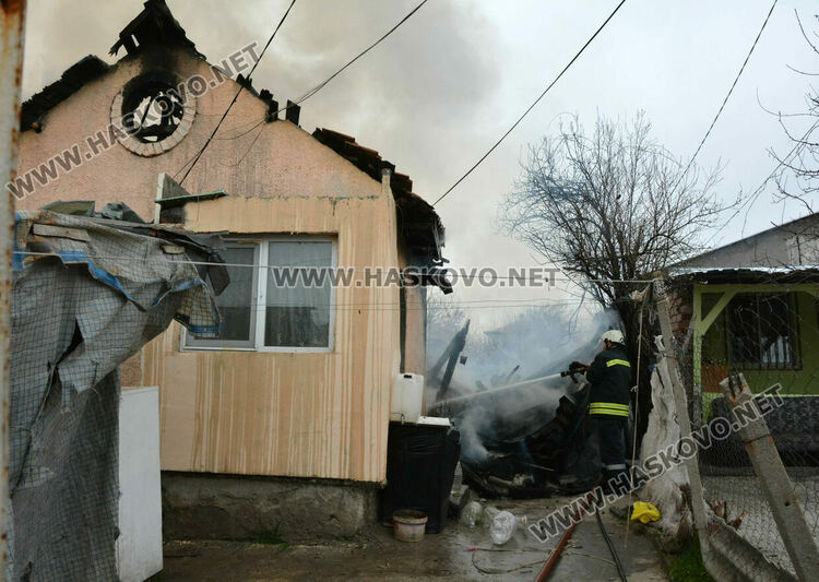 Пожар изпепели къща в Хасково 
