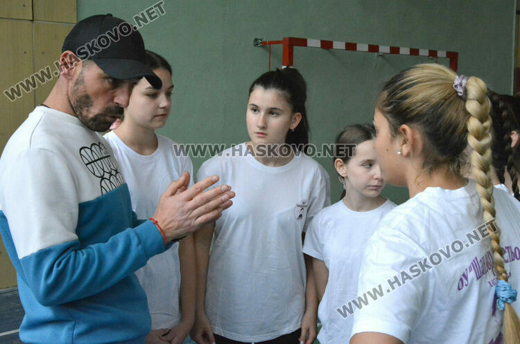 Започнаха общинските ученически игри по волейбол в Хасково