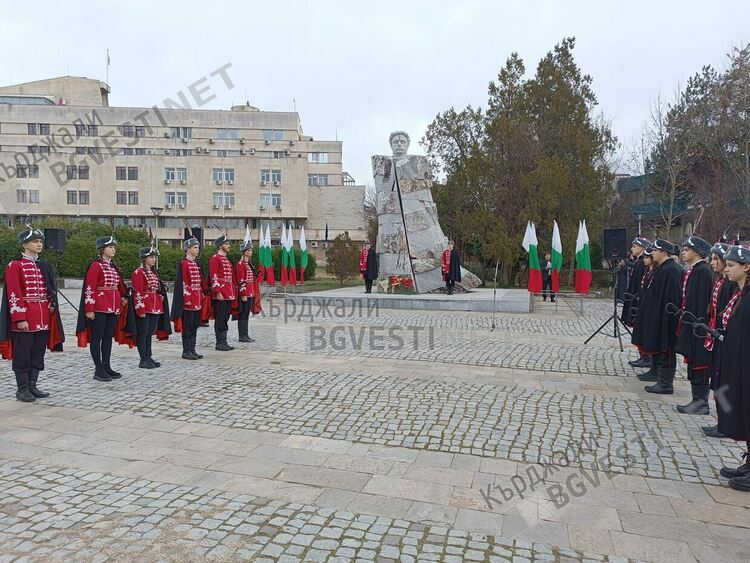 Кърджали се преклони пред Апостола, недостижимият връх на Българската свобода/снимки/