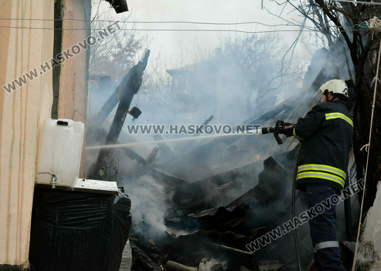 Пожар изпепели къща в Хасково 