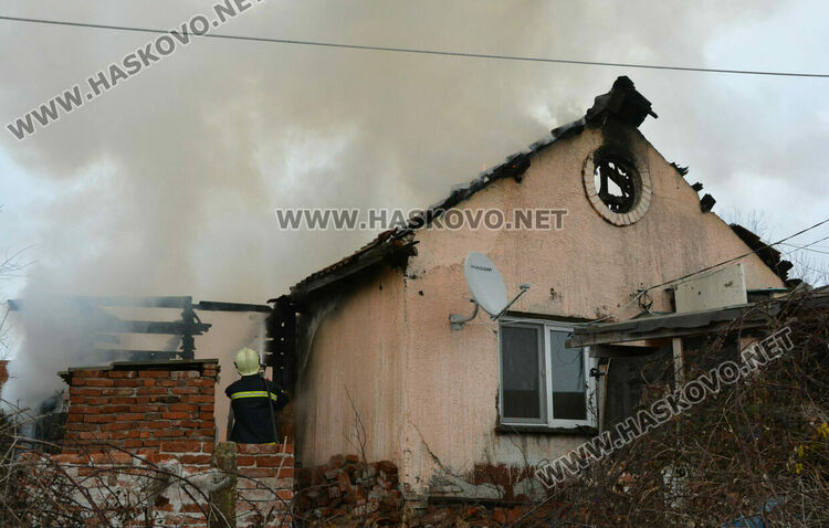 Пожар изпепели къща в Хасково 