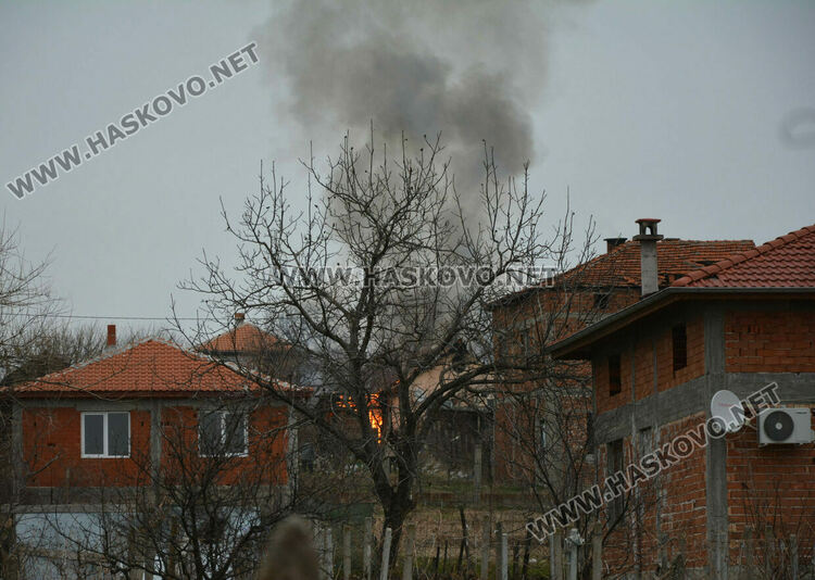 Пожар изпепели къща в Хасково 