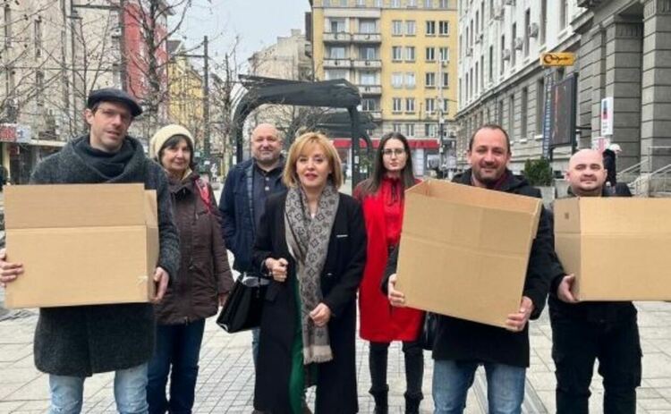 Манолова внесе 3 кашона с документи по колективните искове срещу мобилните оператори