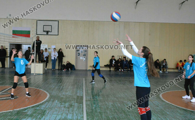 Започнаха общинските ученически игри по волейбол в Хасково