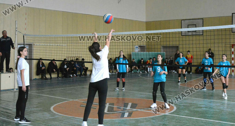 Започнаха общинските ученически игри по волейбол в Хасково