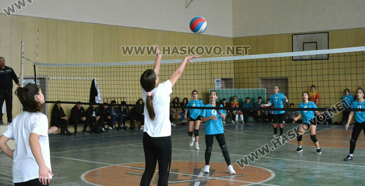 Започнаха общинските ученически игри по волейбол в Хасково