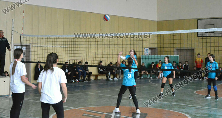 Започнаха общинските ученически игри по волейбол в Хасково