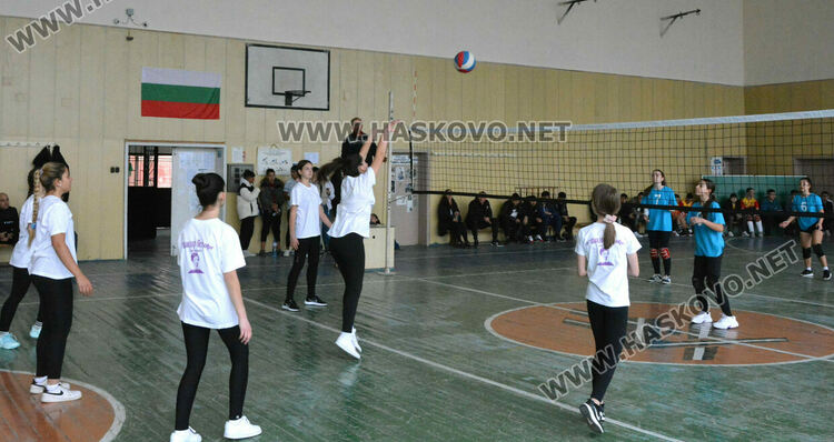 Започнаха общинските ученически игри по волейбол в Хасково