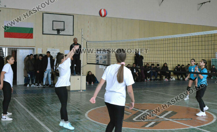 Започнаха общинските ученически игри по волейбол в Хасково