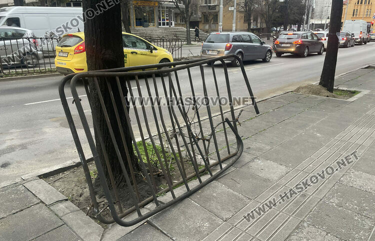 18-годишна с Ауди разби огражденията на „Раковски“ 