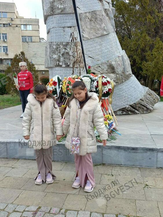   Над 60 деца от Махалата в Кърджали се състезаваха в „Лъвски скок“ в памет на Васил Левски