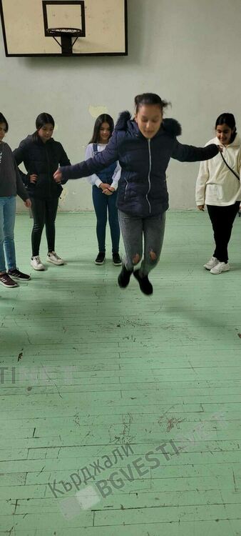   Над 60 деца от Махалата в Кърджали се състезаваха в „Лъвски скок“ в памет на Васил Левски