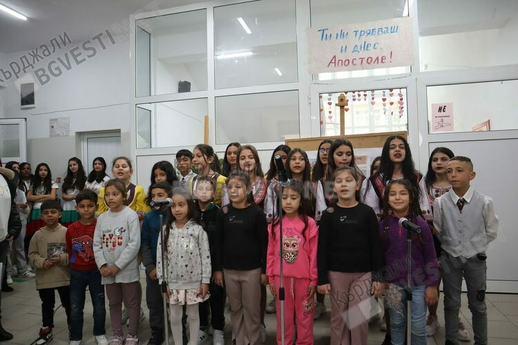   Над 60 деца от Махалата в Кърджали се състезаваха в „Лъвски скок“ в памет на Васил Левски