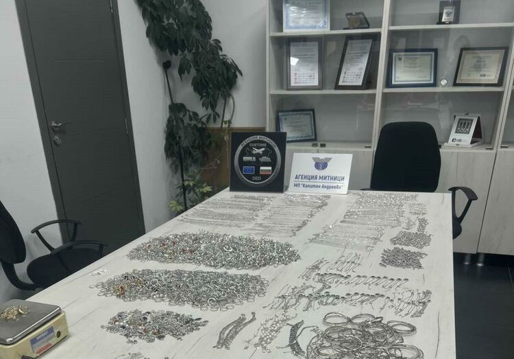 Откриха контрабандно злато и сребро за над 100 000 лв. при проверки в автобус и тир