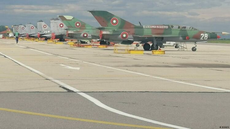 Самолети във военната база „Граф Игнатиево“