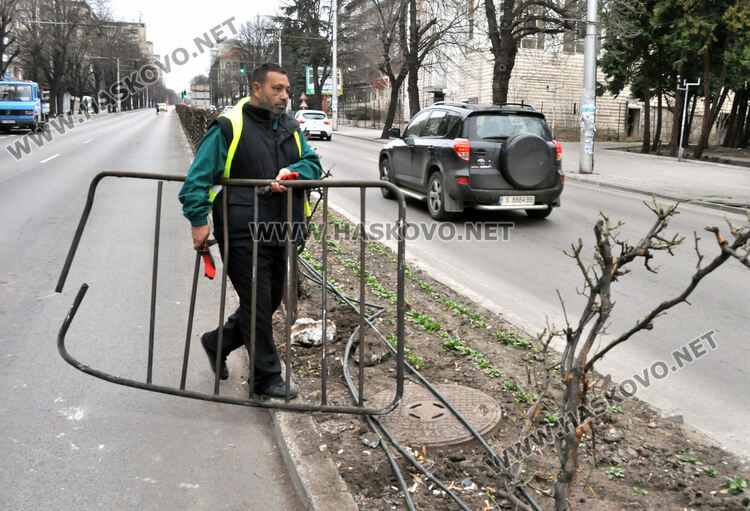 18-годишна с Ауди разби огражденията на „Раковски“ 