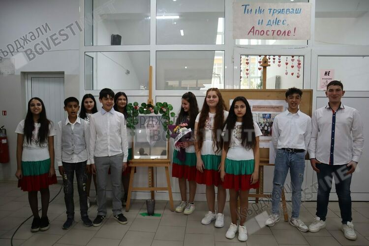   Над 60 деца от Махалата в Кърджали се състезаваха в „Лъвски скок“ в памет на Васил Левски