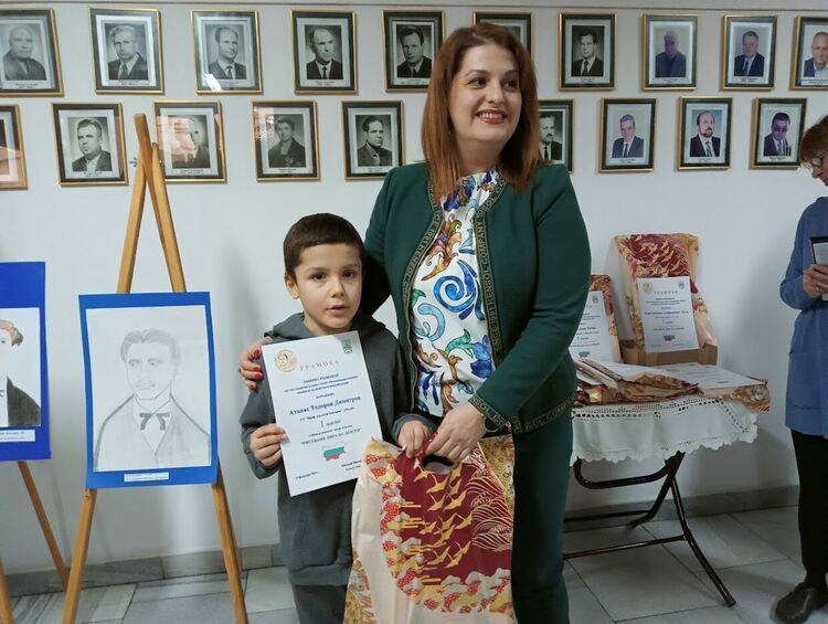 Отличиха участниците в конкурса "Рисуваме лика на Левски"