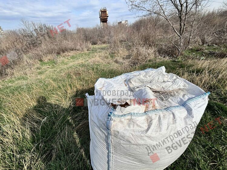 Изхвърлен чувал с неидентифицирано съдържание край Димитровград вдигна институциите на крак