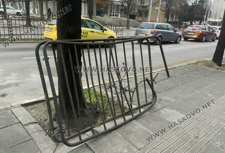 18-годишна с Ауди разби огражденията на „Раковски“ 