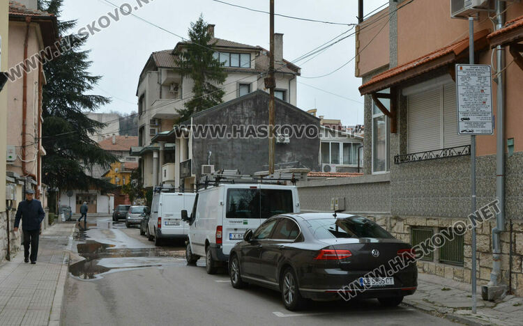 Отново бликна вода на улица „Княз Богориди“ в Хасково
