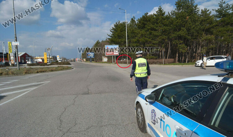 Водачка на Опел излетя в гората след удар от Фолксваген на Кърджалийска