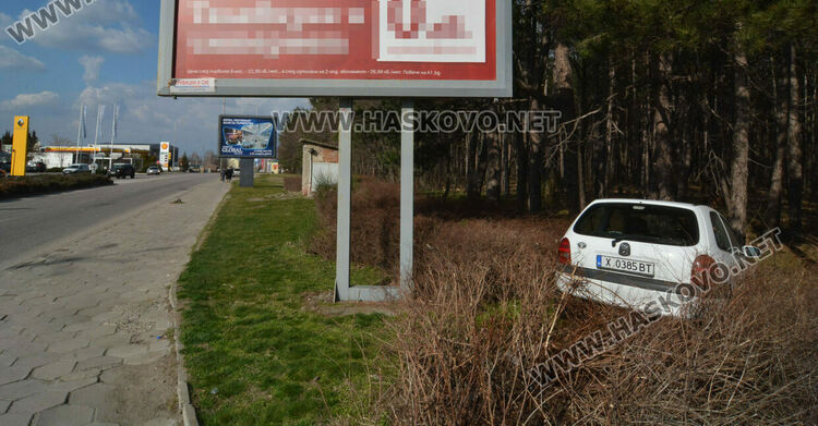 Водачка на Опел излетя в гората след удар от Фолксваген на Кърджалийска