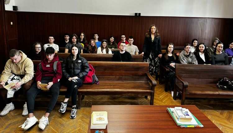 Съдия с лекция пред ученици за защита на трудовите права и договори