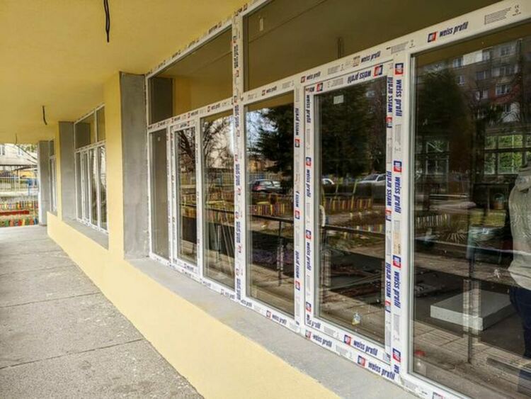 В ход са ремонтните дейности по сградите на VI СУ „Св. Св. Кирил и Методий“ и ДГ №15 „Райна Княгиня“