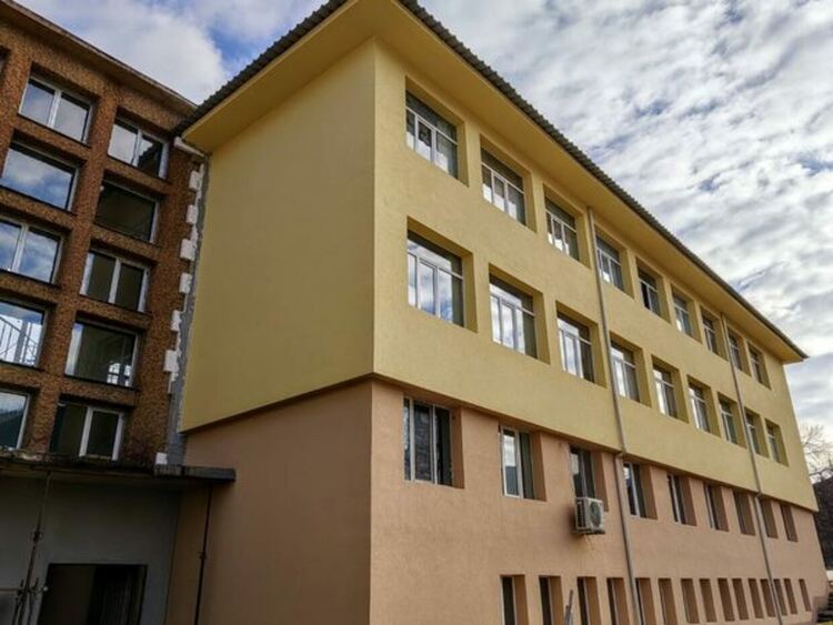 В ход са ремонтните дейности по сградите на VI СУ „Св. Св. Кирил и Методий“ и ДГ №15 „Райна Княгиня“