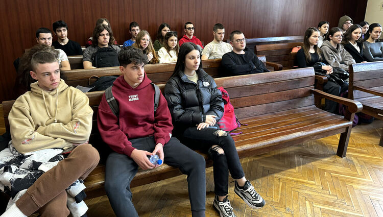 Съдия с лекция пред ученици за защита на трудовите права и договори