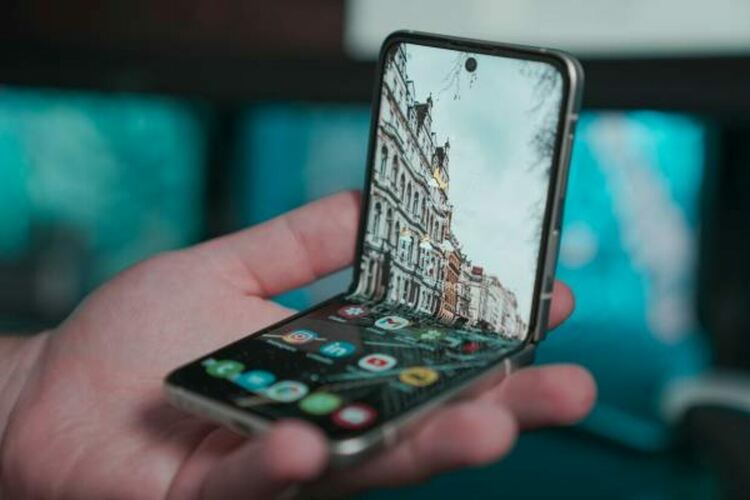 Първият сгъваем iPhone може да бъде пуснат след Galaxy Z Fold 8 
