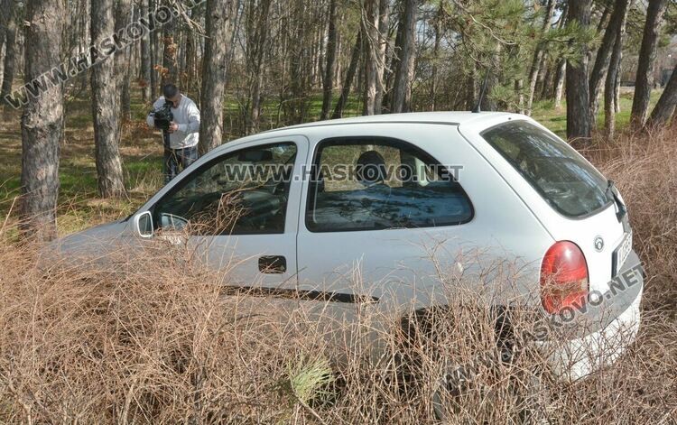 Водачка на Опел излетя в гората след удар от Фолксваген на Кърджалийска