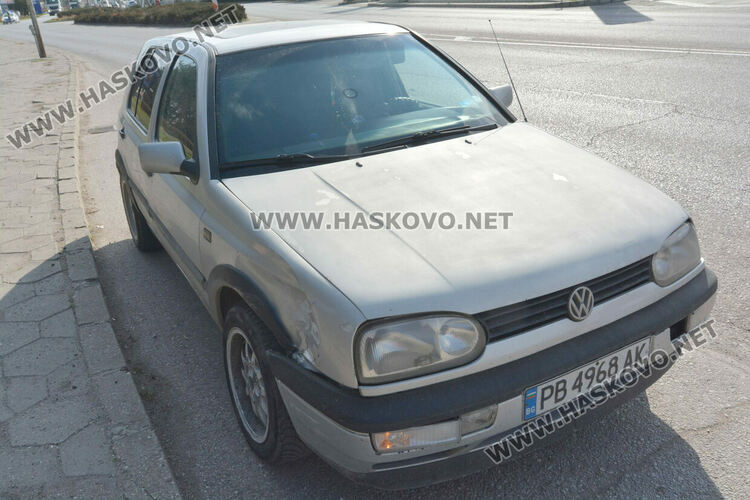 Водачка на Опел излетя в гората след удар от Фолксваген на Кърджалийска