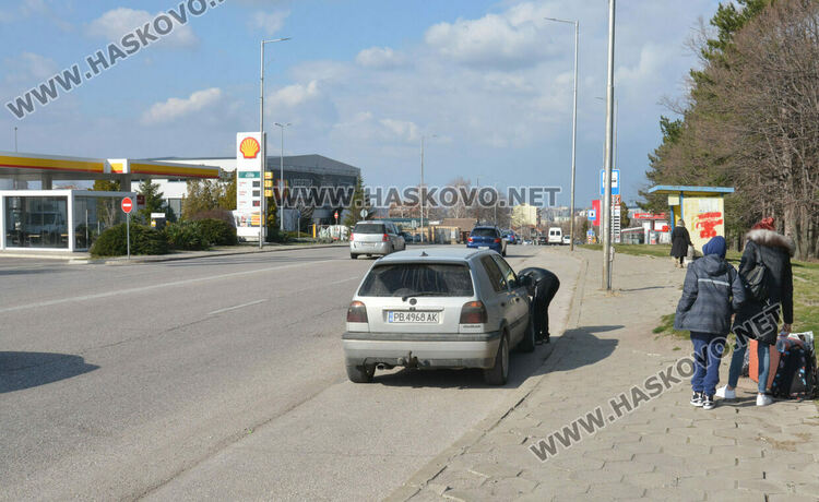Водачка на Опел излетя в гората след удар от Фолксваген на Кърджалийска