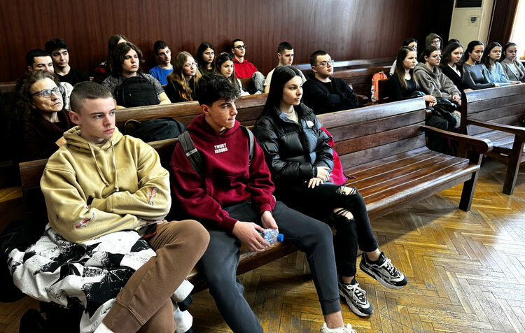 Съдия с лекция пред ученици за защита на трудовите права и договори