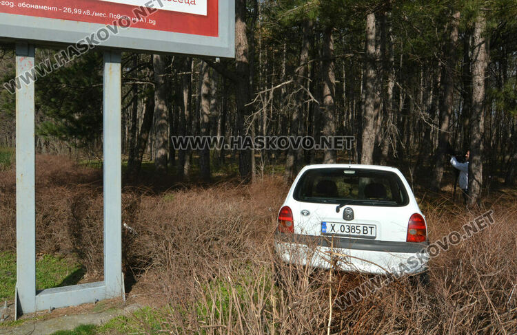 Водачка на Опел излетя в гората след удар от Фолксваген на Кърджалийска