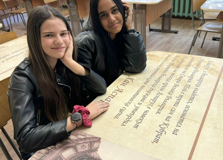 Цитати на велики българи, отпечатани на чинове, вдъхновяват учениците в СУ "Св. Климент Охридски" 