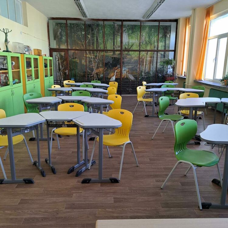 Цитати на велики българи, отпечатани на чинове, вдъхновяват учениците в СУ "Св. Климент Охридски" 