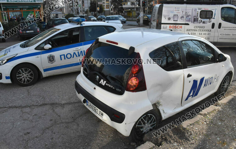 Две коли се разбиха на кръстовище в Хасково