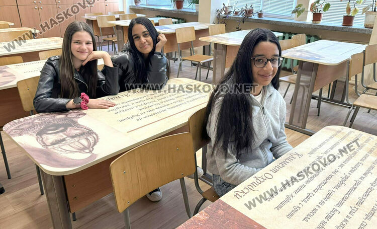 Цитати на велики българи, отпечатани на чинове, вдъхновяват учениците в СУ "Св. Климент Охридски" 