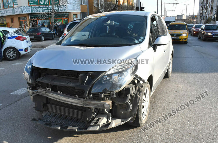 Две коли се разбиха на кръстовище в Хасково
