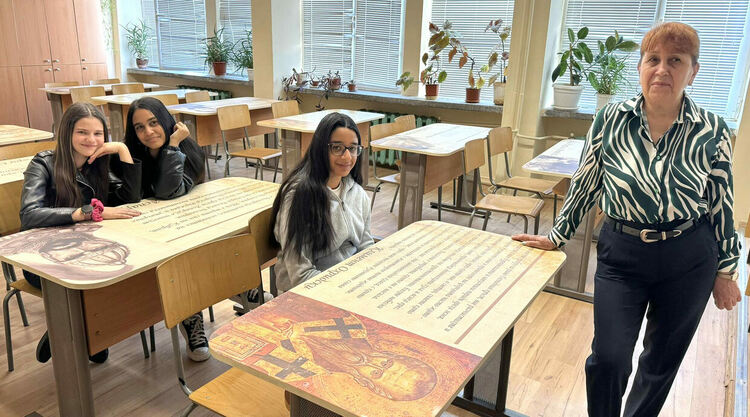 Цитати на велики българи, отпечатани на чинове, вдъхновяват учениците в СУ "Св. Климент Охридски" 