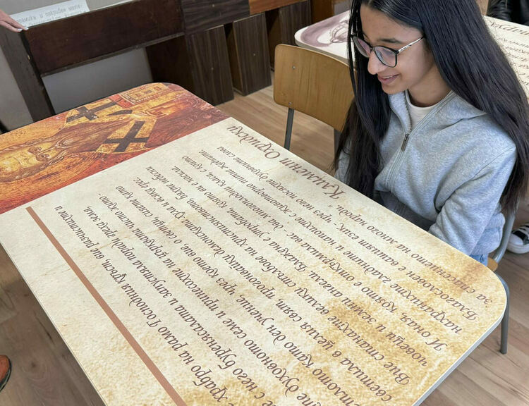 Цитати на велики българи, отпечатани на чинове, вдъхновяват учениците в СУ "Св. Климент Охридски" 