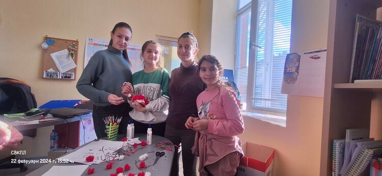 200 мартеници изработиха потребители на социални услуги на ЦОП и ЦСРИ