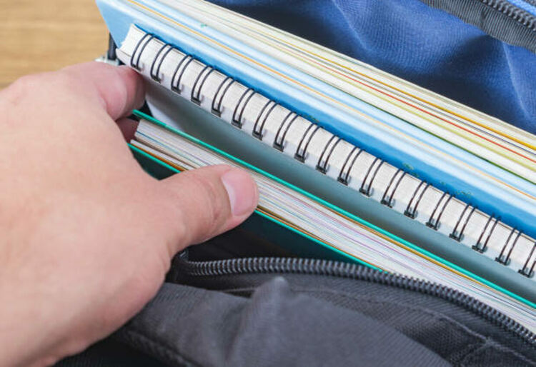 Родителите на непродължилите ученици във втори срок, получили еднократна помощ за първи, ще я връщат