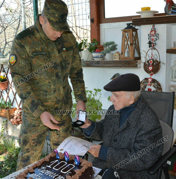 Ветеранът от войната Аврам Ниего празнува 100-годишен юбилей